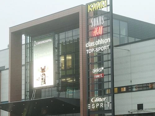 Kauppakeskus Kaaren pääsisäänkäynnin suuri infonäyttö
